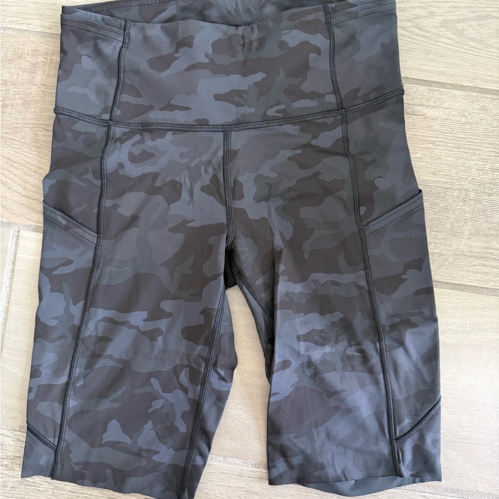 Lululemon fast and free size 6 camo Bike shorts
